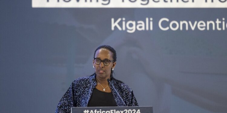 Madamu Jeannette Kagame yagaragaje ko ibihugu bya Afurika bikwiriye kongera ishoramari mu  mu burezi bw’ibanze