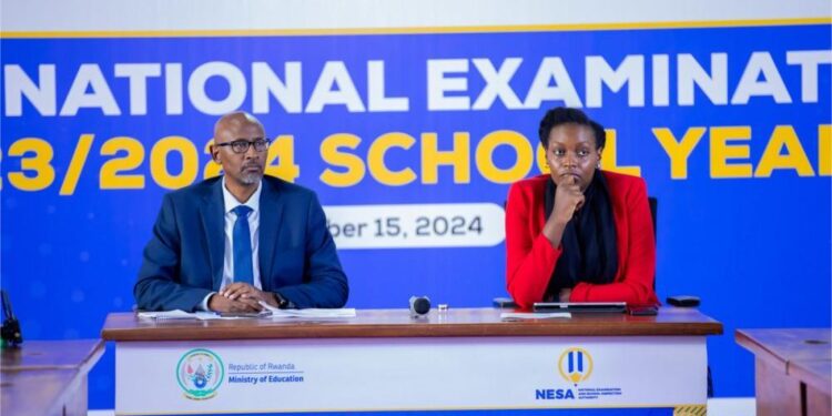 Hatangajwe amanota y’abatsinze ibizamini bya Leta.