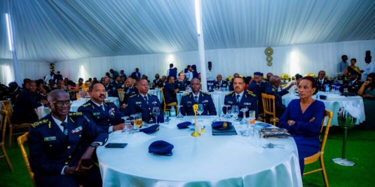 Polisi y’ igihugu yasezeye abapolisi bagiye mu kiruhuko cy’ izabukuru