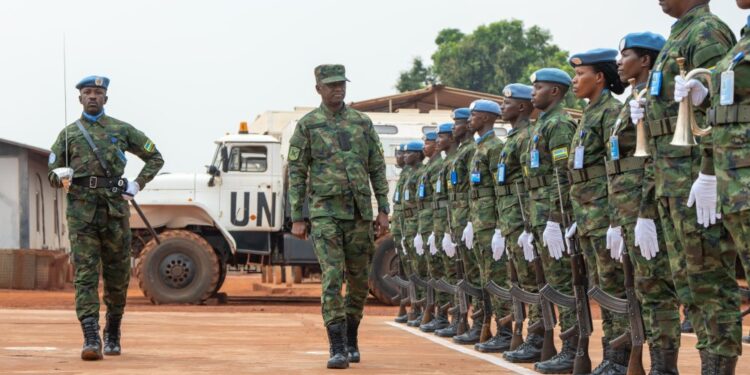 Maj Gen Nyakarundi yasuye ingabo z’u Rwanda ziri mu butumwa i Bria muri Centrafrique