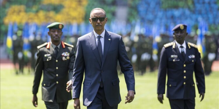 Perezida Kagame yasabye abasirikare bari mu butumwa hanze kudahangayikishwa n’umutekano w’u Rwanda