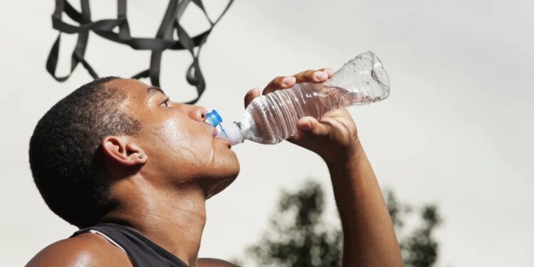 Impamvu ari ngombwa kunywa amazi ukibyuka