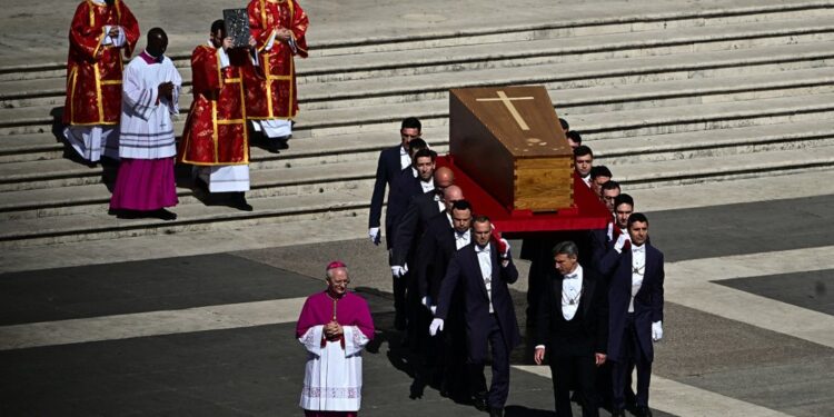 Papa Francis yashyinguwe n’ abarenga 4000