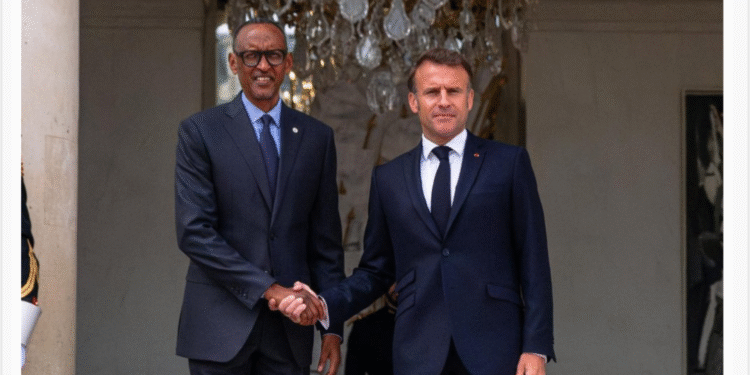 Perezida Kagame yakiriwe na mugenzi Emmanuel Macro w’ U Bufaransa