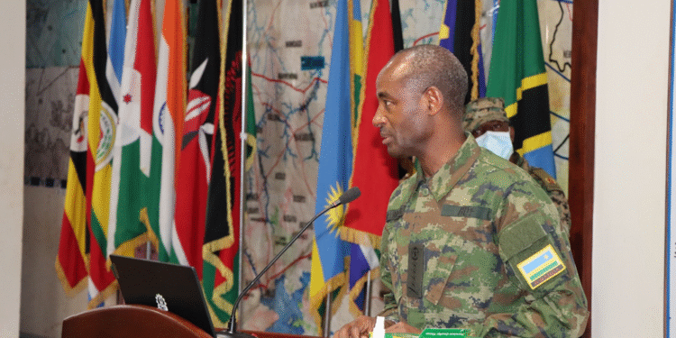 Umugaba mukuru w’ Ingabo z’ U Rwanda yatanze ikiganiro mu ishuri rikuru rya UPDF