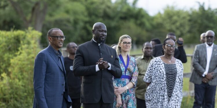 Perezida Kagame na Madame bakiriye Perezida wa Guinea Gen Doumbouya n’ Umufasha we bari mu Rwanda