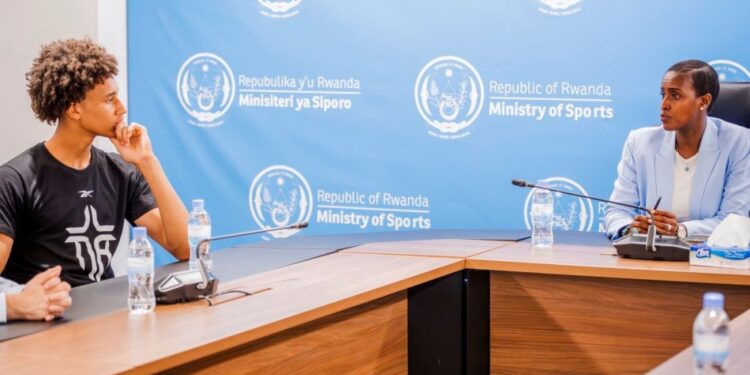 Minisitiri wa Siporo Mukazayire yakiriye umukinnyi Nate Ament