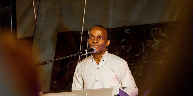 Alex Dusabe yakusanyije miliyoni 14 Frw mu mu ijoro ryo kumvisha album ye nshya