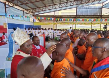 Cardinal Kambanda yasuye igororero rya Mageragere, 32 barakomezwa