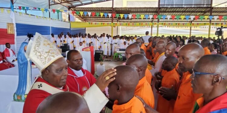 Cardinal Kambanda yasuye igororero rya Mageragere, 32 barakomezwa