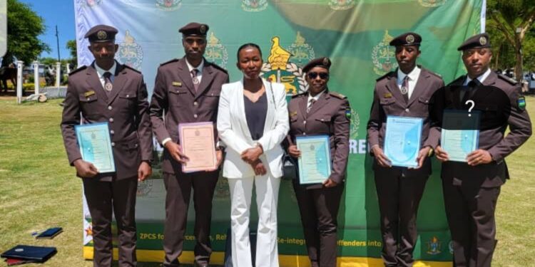 Abacungagereza bakuru b’ abanyarwanda basoje amasomo muri Zimbabwe