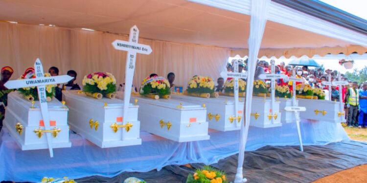 Ngoma: Abantu icyenda bahitanywe n’ inkuba bashyinguwe.