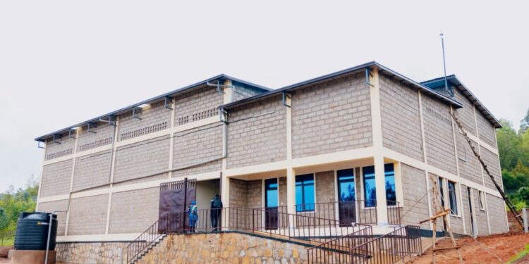 Impunzi zo mu Nkambi ya Nyabiheke n’abandi baturage bagiye kuzuza uruganda rwa miliyoni 210 Frw.