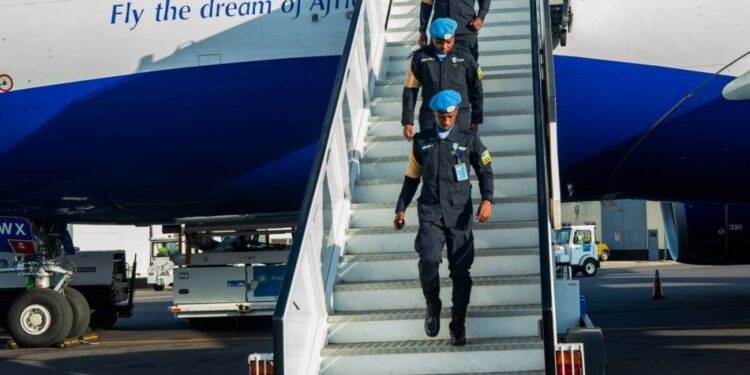 Abapolisi bavuye mu butumwa bw’amahoro muri Centrafrique bakiriwe, babisikana na bagenzi babo bagiyeyo