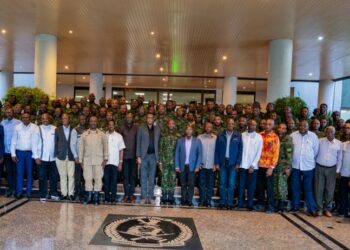 Abayobozi bakuru muri RDF baganirije abanyeshuri bo mu Ishuri rya Gisirikare