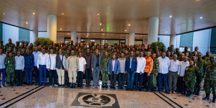 Abayobozi bakuru muri RDF baganirije abanyeshuri bo mu Ishuri rya Gisirikare