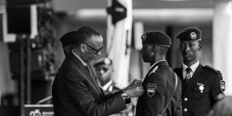 Perezida Kagame yasabye abapolisi bashya kurangwa n’ubunyangamugayo