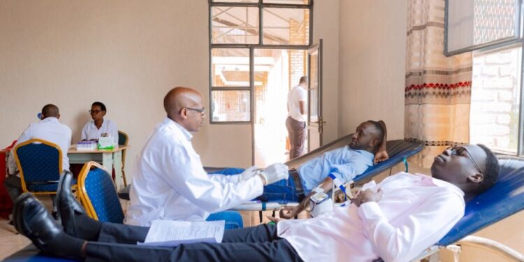 Abanyeshuri n’abakozi ba ILPD batanze amaraso yo gutabara indembe