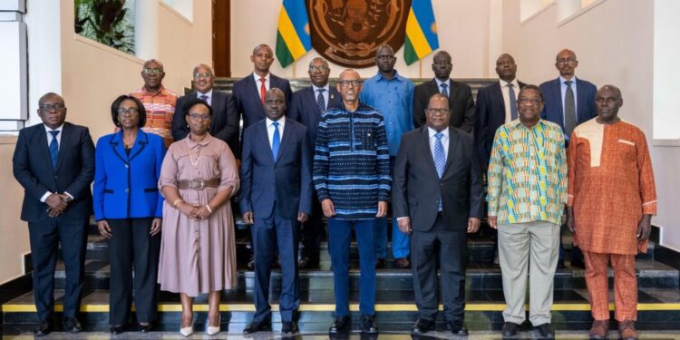 Perezida Kagame yakiriye inzobere ziri gutegura Itegeko Nshinga rya EAC