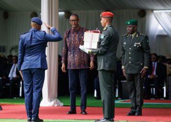 Perezida Kagame yasoje amahurwa ya ba ofisiye bakuru  yaberaga mu Ishuri Rikuru rya Gisirikare