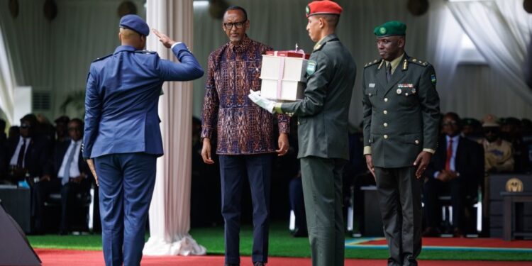 Perezida Kagame yasoje amahurwa ya ba ofisiye bakuru yaberaga mu Ishuri Rikuru rya Gisirikare