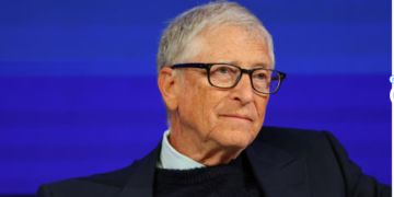 Bill Gates ari mu Rwanda, aho yasuye uruganda rukora inshinge