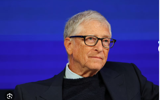 Bill Gates ari mu Rwanda, aho yasuye uruganda rukora inshinge