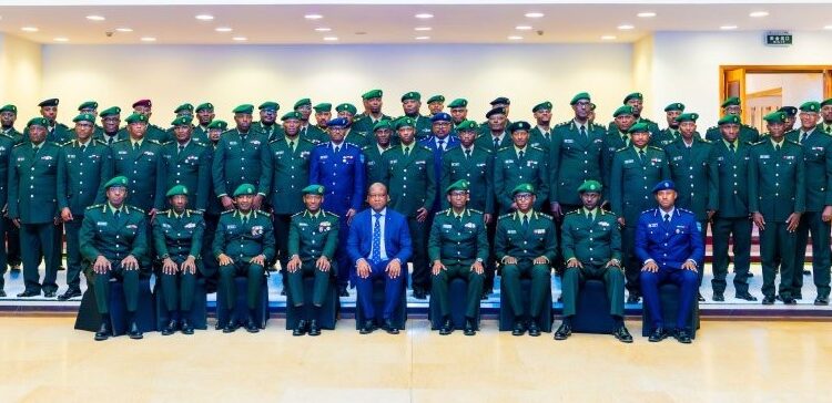 RDF yashimye abasirikare basezerewe ku bwitange bagaragaje