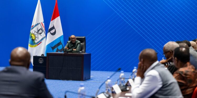 Perezida Kagame yaganiriye n’abakada bakuru ba FPR-Inkotanyi