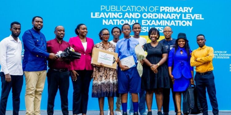 Abanyeshuri batsinze ibizamini bya Leta biyongereye mu mwaka wa 2025/26