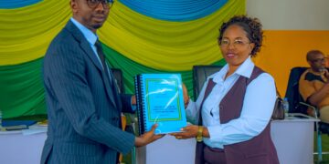 Ngoma: Umuyobozi w’akarere ka Ngoma ucyuye igihe NIYONAGIRA Nathalie yagiranye ihererekanyabubasha n’umuyobozi w’agateganyo INGABIRE Benoit.